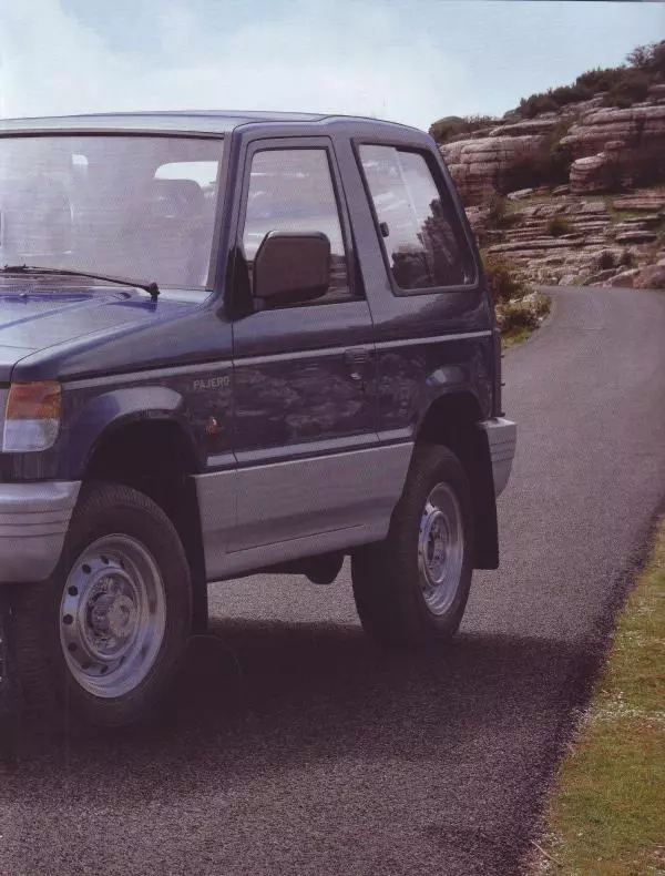  журнал Полицейские машины мира - Mitsubishi Pajero SWB 1998. Полиция Италии - Страница № 9