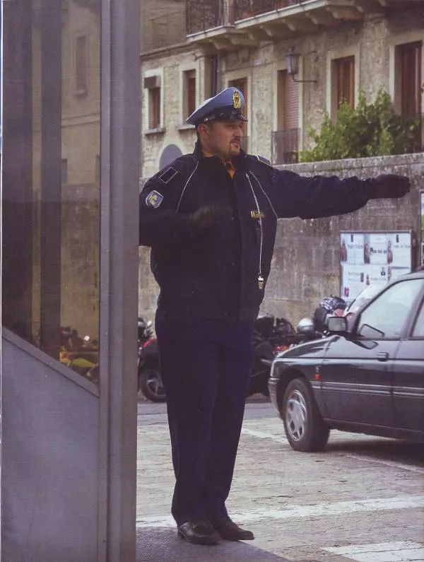  журнал Полицейские машины мира - Fiat Punto SX. Жандармерия Сан-Марино - Страница № 13