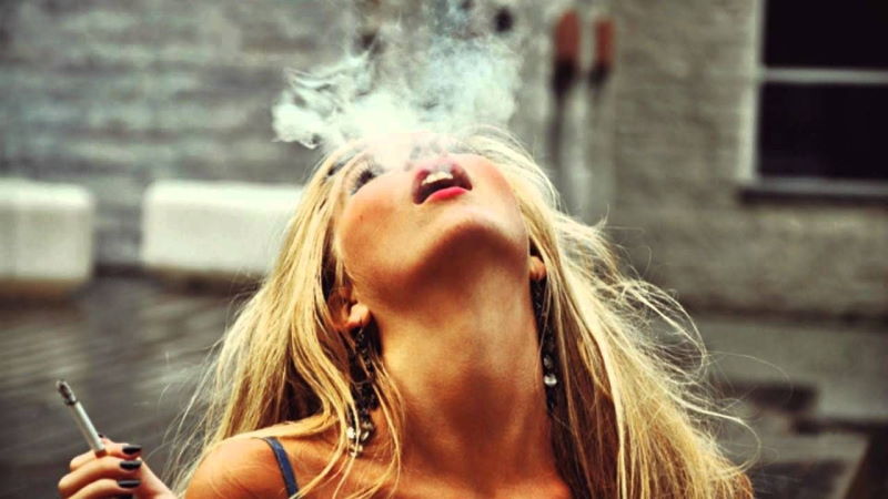 Порно видео Красивая девушка курит. Смотреть Красивая девушка курит онлайн
