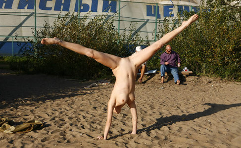 Худосочное тело пикантной нудистки на пляже